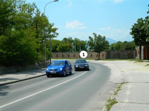 Слика за прашањето: Според ситуацијата како на сликата возилото со број 1 врши престигнување: