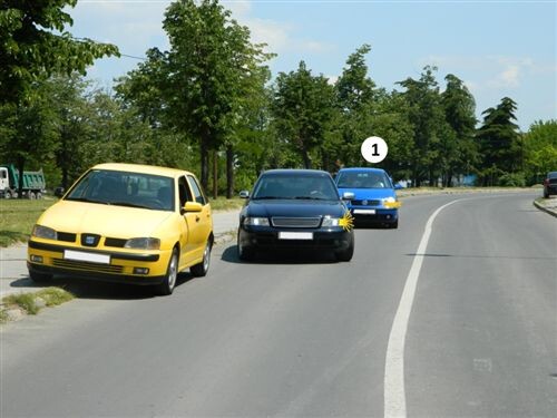 Слика за прашањето: Според ситуацијата како на сликата, возачот на возилото со број 1: