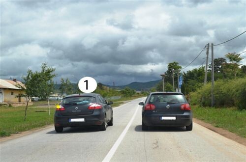 Слика за прашањето: Возачот на возилото означено со број 1, на овој дел од патот наменет за сообраќај на возила во двете насоки (како на сл…