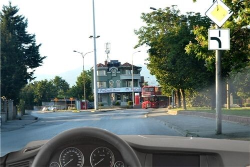 Слика за прашањето: Според ситуацијата прикажана на сликата, доколку со возилото имате намера да продолжите во насока лево: