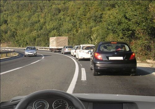 Слика за прашањето: На дел од патот со три сообраќајни ленти наменет за сообраќај на возила во двете насоки, кога со возилото се движите за…