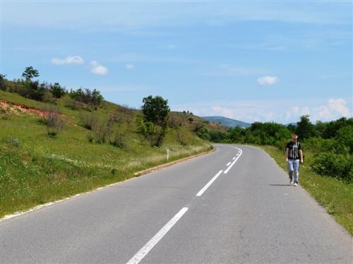 Слика за прашањето: На јавен пат на кој не постои тротоар, пешаците можат да се движат по коловозот и притоа смеат да користат: