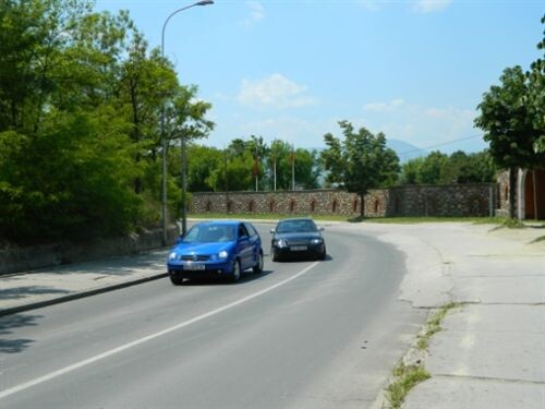 Слика за прашањето: На дел од коловозот на кој сообраќајот се одвива во две насоки, возачот не смее да врши престигнување: