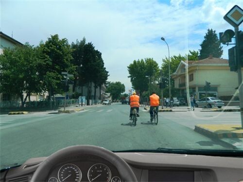 Слика за прашањето: Според ситуацијата прикажана на сликата, велосипедистите се движат: