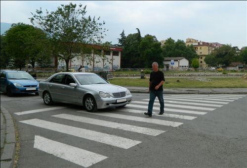 Слика за прашањето: Според ситуацијата како на сликата, возачот на патничкиот автомобил: