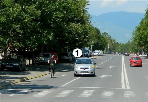 Слика за прашањето: Возилото со број 1 прикажано на сликата, за да продолжи со движење во насока лево, пред крстосницата врши престројување: