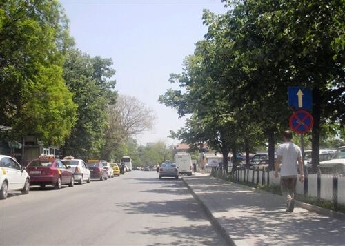 Слика за прашањето: На сликата е претставен пат на кој сообраќајот се одвива: