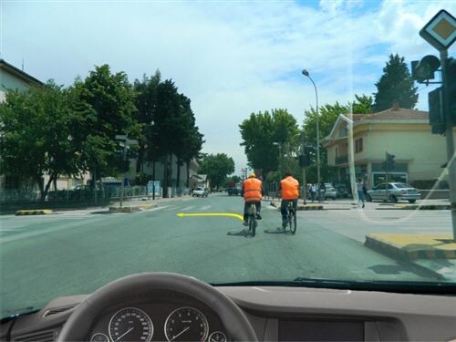 Слика за прашањето: Според ситуацијата прикажана на сликата кога еден од велосипедистите ја најавил својата намера за промена на правецот в…