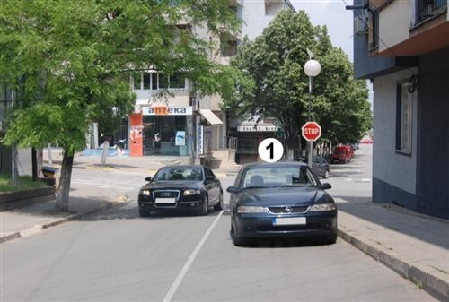 Слика за прашањето: Возачот на патничкото возило означено со број 1 прикажано на сликата, го паркирал своето возило на коловоз наменет за с…
