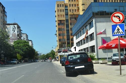 Слика за прашањето: Според ситуацијата прикажана на сликата, возачот на патничкото возило со број 1, на овој дел од патот: