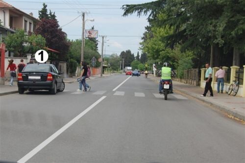 Слика за прашањето: На дел од патот наменет за сообраќај во две насоки прикажан на сликата, патничкото возило означено со број 1 запрено е: