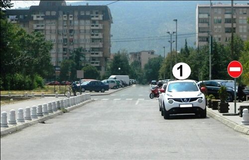 Слика за прашањето: На дел од патот прикажан како на сликата, возилото означено со број 1: