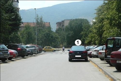 Слика за прашањето: На дел од патот наменет за сообраќај во двете насоки, возилото означено со број 1 (како на сликата)паркирано е: