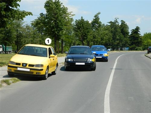 Слика за прашањето: Според ситуацијата прикажана на сликата, возачот на возилото означено со број 1, на овој дел од патот:
