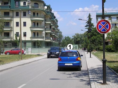 Слика за прашањето: Возачот на патничкото возило означено со број 1, на дел од патот прикажан на сликата: