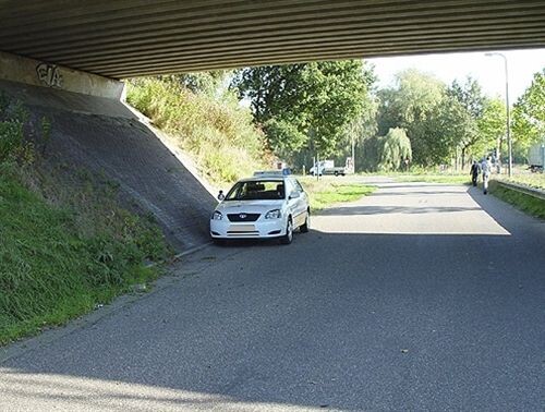 Слика за прашањето: Возачот на патничкото возило, на дел од патот под мост, прикажан на сликата: