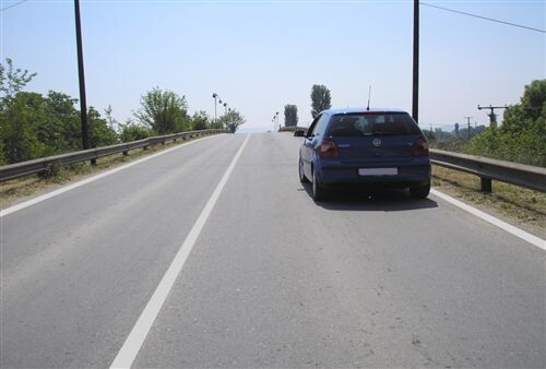 Слика за прашањето: На дел од јавен пат, мост или надвозник прикажан на сликата, возачот на патничкото возило: