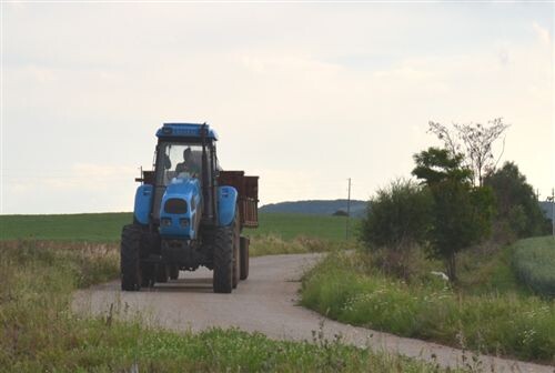 Слика за прашањето: Во приклучно возило што го влече трактор, може да се превезуваат: