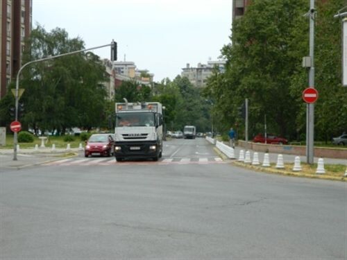 Слика за прашањето: Возилата прикажани на сликата се движат: