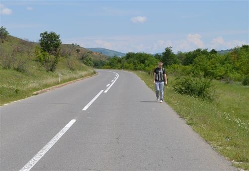 Слика за прашањето: Пешакот кој се движи по коловоз на јавен надвор од населено место, должен е да се движи: