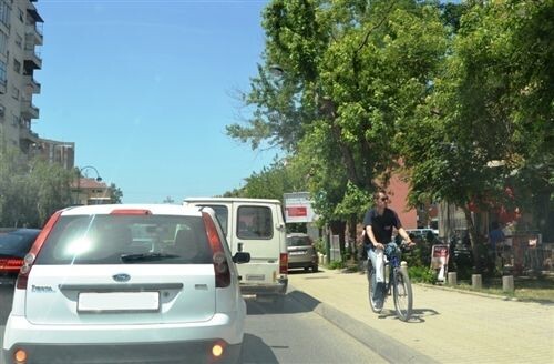Слика за прашањето: Според ситуацијата прикажана на сликата, велосипедистот: