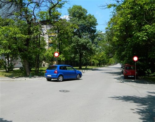 Слика за прашањето: Возилото прикажано на сликата се вклучува на бочниот пат: