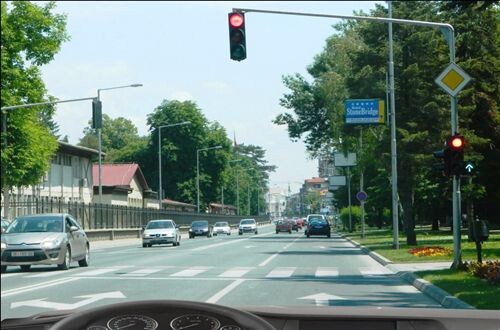 Слика за прашањето: Кога со возилото се движите во насока право и се приближувате кон крстосница каде сообраќајот е регулиран со светлосни…