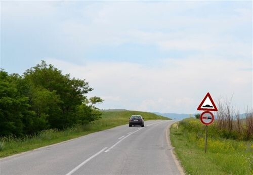 Слика за прашањето: Според поставените сообраќајни знаци, на овој дел од патот (како на сликата) возачите наидуваат на: