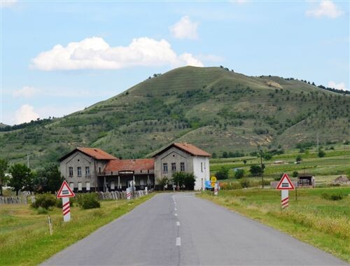 Слика за прашањето: Сообраќајниот знак прикажан на сликата означува: