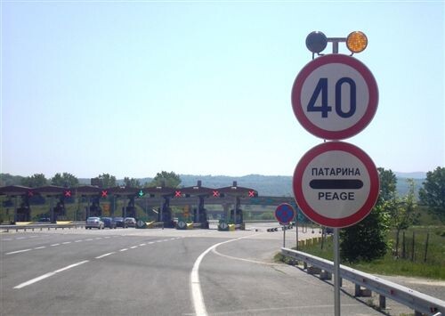 Слика за прашањето: Според поставените сообраќајни знаци (како на сликата) возачот на возилото: