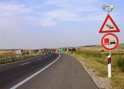Слика за прашањето: Според поставените сообраќајни знаци (како на сликата) возачот на возилото наидува на дел од автопатот, на кој: