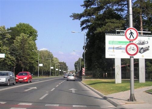 Слика за прашањето: Забраната која ја изрекуваат сообраќајните знаци (прикажани на сликата) започнува од местото каде што се поставени и им…