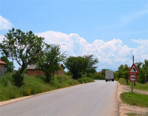 Слика за прашањето: На овој дел од патот, забраната за престигнување на сите возила на моторен погон, за возачите започнува да се применува: