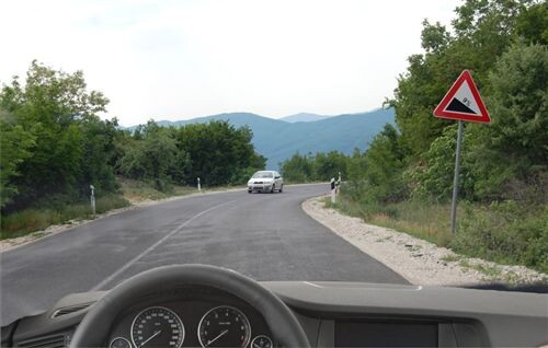 Слика за прашањето: Сообраќајниот знак прикажан на сликата, надвор од населено место се поставува на оддалеченост:
