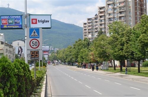 Слика за прашањето: Ограничување на брзината на движење за возилата на овој дел од патот во населено место, изнесува: