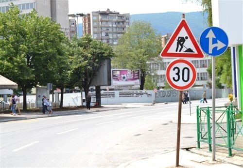 Слика за прашањето: Според ситуацијата на сликата и поставените сообраќајни знаци, наидуваме на дел од патот со дозволени насоки на движење…