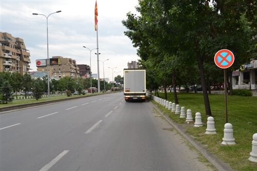 Слика за прашањето: Возачот на товарното моторно возило на дел од коловозот прикажан како на сликата, е запрен: