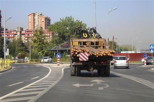 Слика за прашањето: Најиздадената точка на товарот, кој се превезува со товарно моторно возило (како на сликата), доколку ја поминува за по…