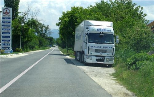 Слика за прашањето: На јавен пат наменет за сообраќај во двете насоки (како на сликата), возачот на товарното моторно возило: