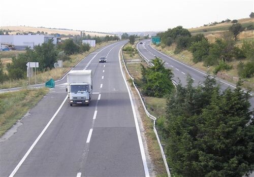 Слика за прашањето: Брзината на движење на товарно моторно возило чија најголема дозволена маса не е поголема од 7.500 кг. (прикажано на сл…
