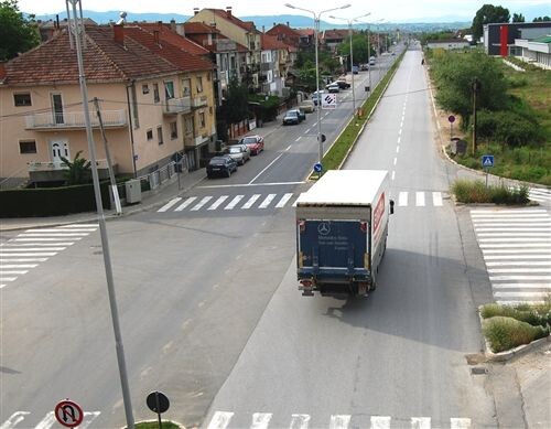 Слика за прашањето: Возачот на товарното моторно возило, чија најголема дозволена маса е поголема од 3.500 кг. кога се движи на јавен пат в…