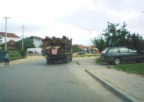 Слика за прашањето: Возачот на товарното моторно возило (прикажано на сликата) најиздадената точка на товарот, кој ја поминува за повеќе од…