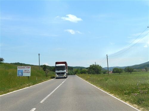 Слика за прашањето: Брзината на движење на товарно моторно возило чија најголема дозволена маса е поголема од 7.500 кг. (прикажано на слика…