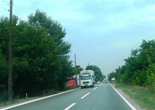 Слика за прашањето: Брзината на движење на товарно моторно возило чија најголема дозволена маса не е поголема од 7.500 кг. (прикажано на сл…