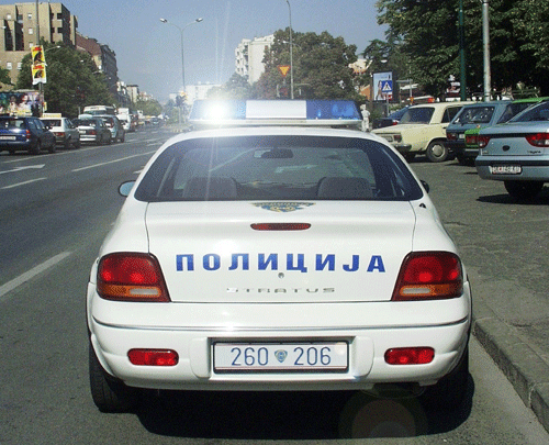 Слика за прашањето: Возилото на полиција (како на сликата) со вклучени две сини ротирачки светла, кое обезбедува минување на едно возило ил…