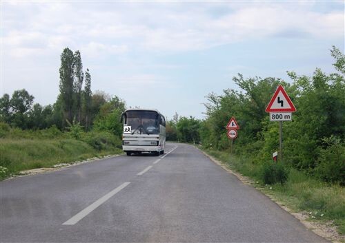Слика за прашањето: Брзината на движење на автобус со кој се врши организиран превоз на деца, кога се движи на јавен пат (како на сликата)…