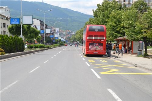 Слика за прашањето: Влегувањето и излегувањето на патниците во возило на јавен градски превоз (како на сликата) во линискиот сообраќај, мож…